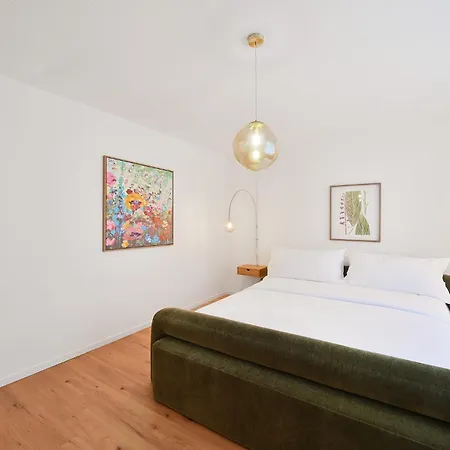 Chic And Spacious 2-room In Center