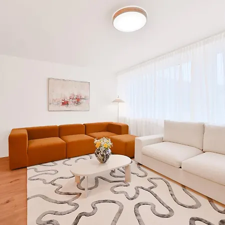 Chic And Spacious 2-room In Center