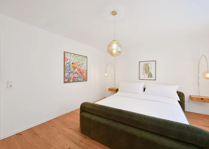 Chic And Spacious 2-room In Center